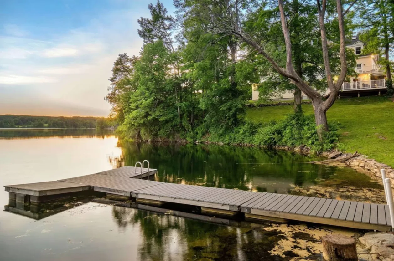 Lakehouse Inn exterior